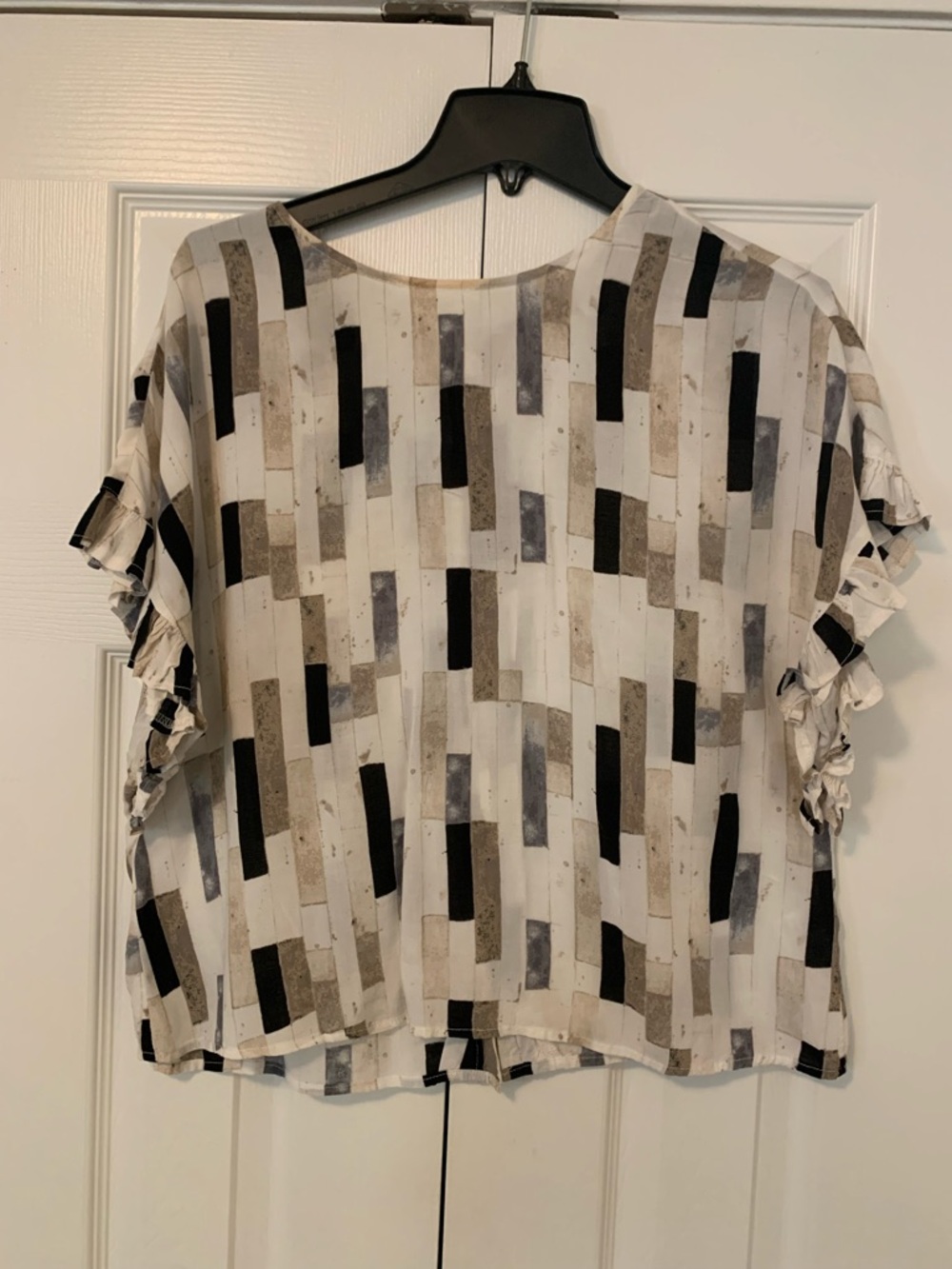 Womens Ruffle Sleeve Geometric Print Top - White/Black/Gray